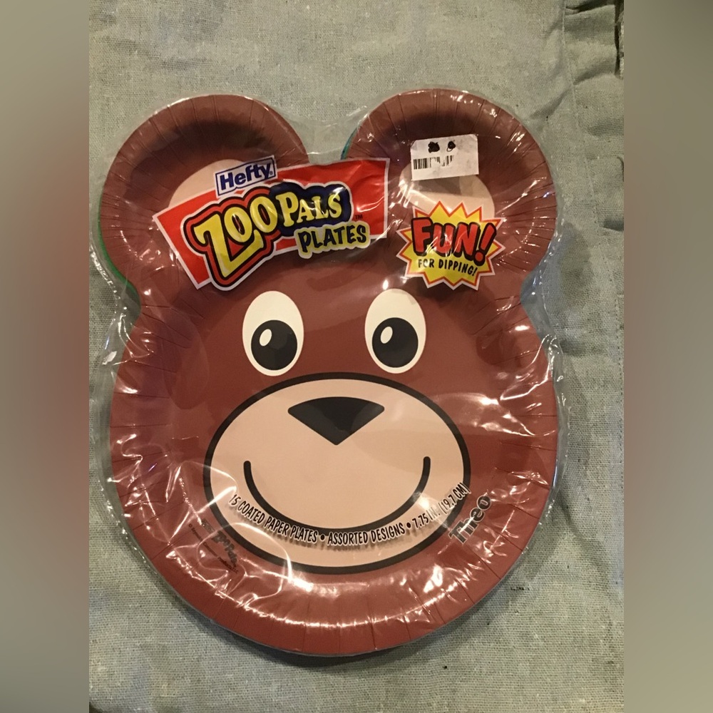Hefty zoo pals 15 coated paper plates for kids  -brand new